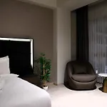 מלון Hotel54 *